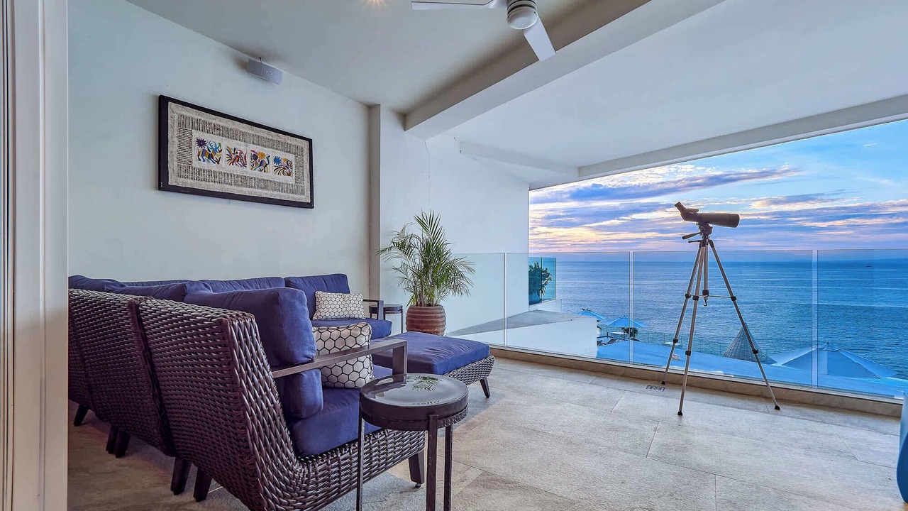 Photo of Livingroom in South Shore Hotel Area
