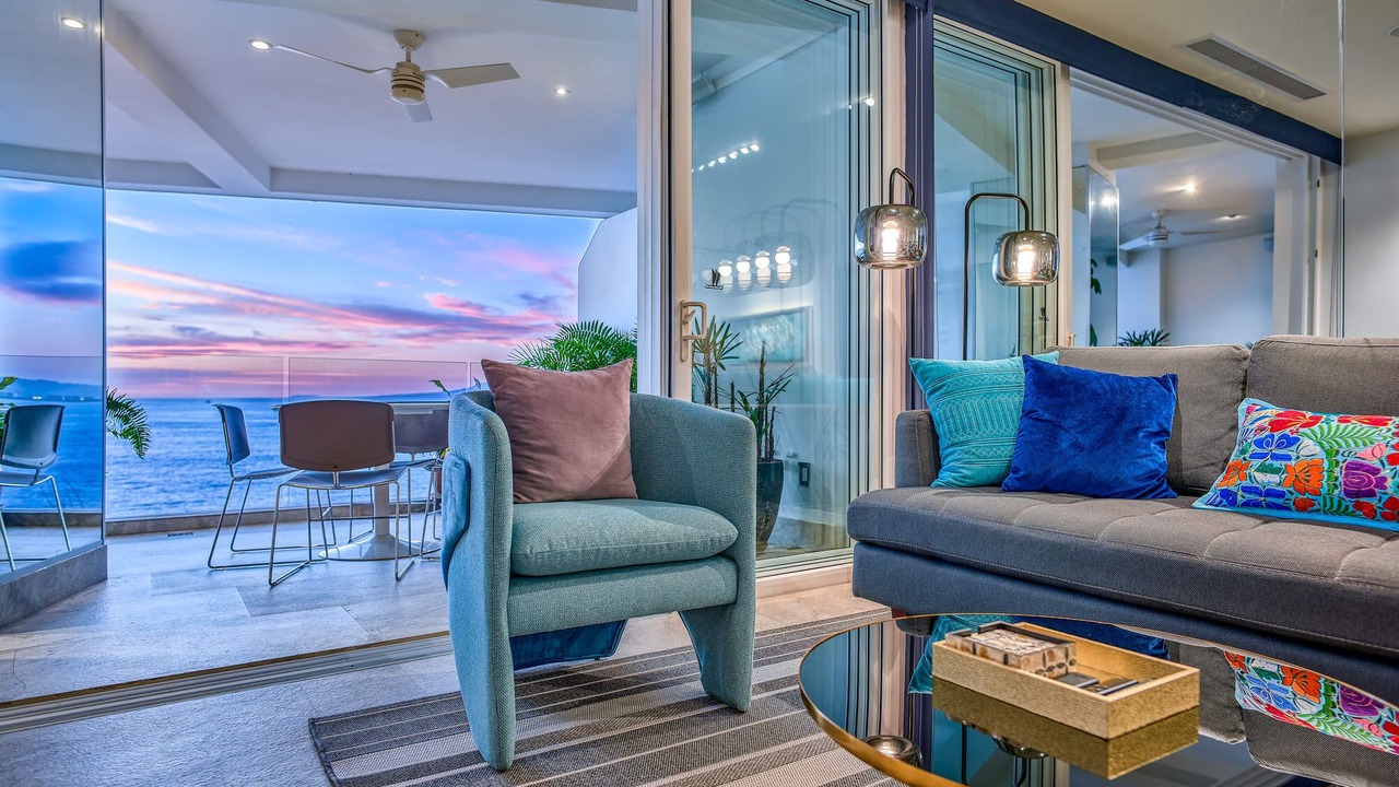 Photo of Livingroom in South Shore Hotel Area