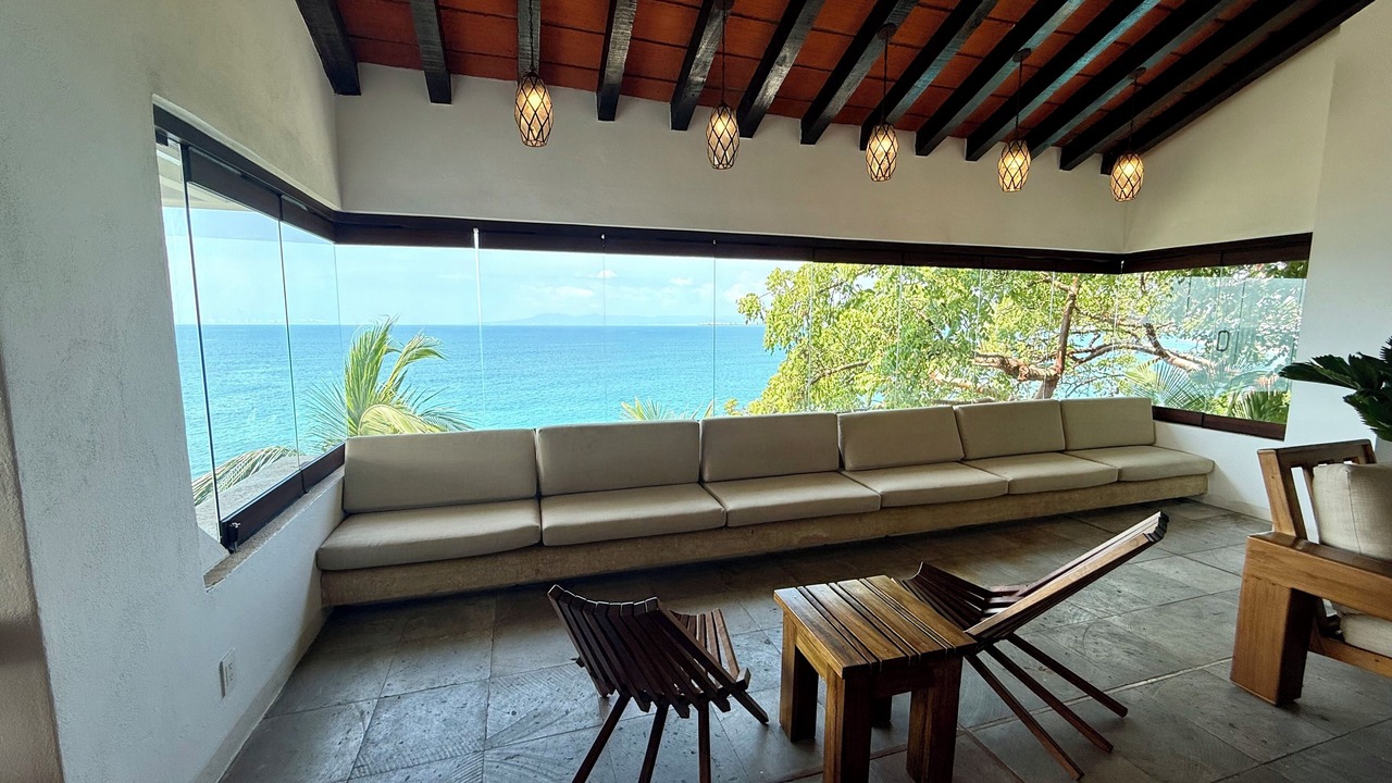 Photo of Livingroom in South Shore Hotel Area