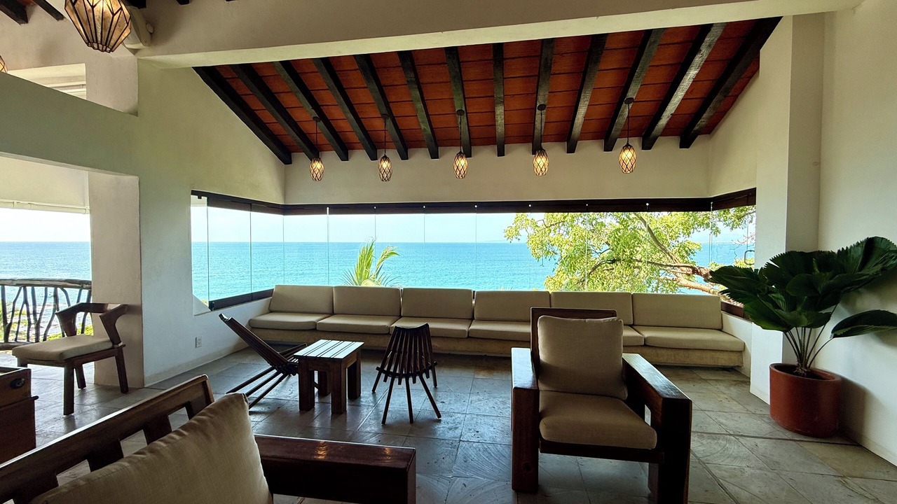Photo of Livingroom in South Shore Hotel Area