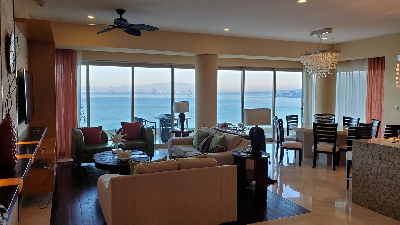 Photo of Livingroom in South Shore Hotel Area