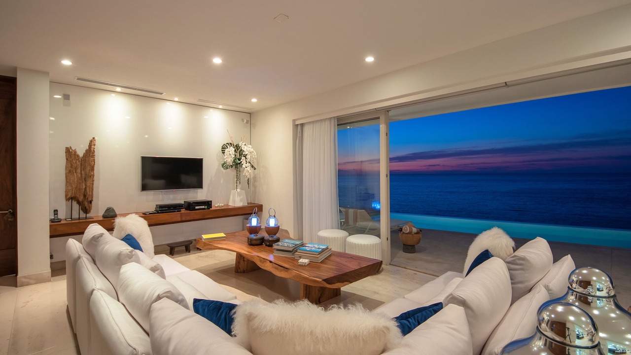 Photo of Livingroom in South Shore Hotel Area
