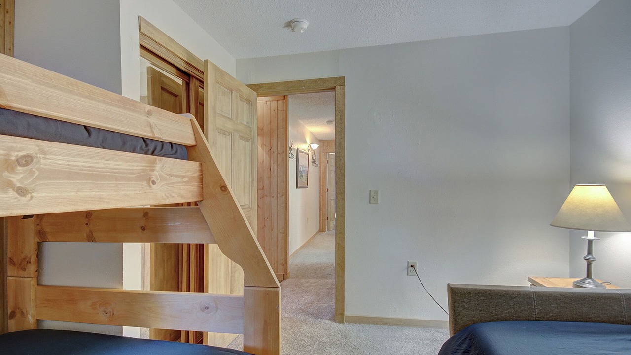 Photo of Bedroom in Peak 8