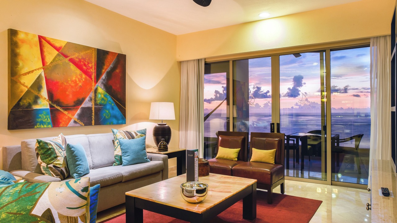 Photo of Livingroom in South Shore Hotel Area