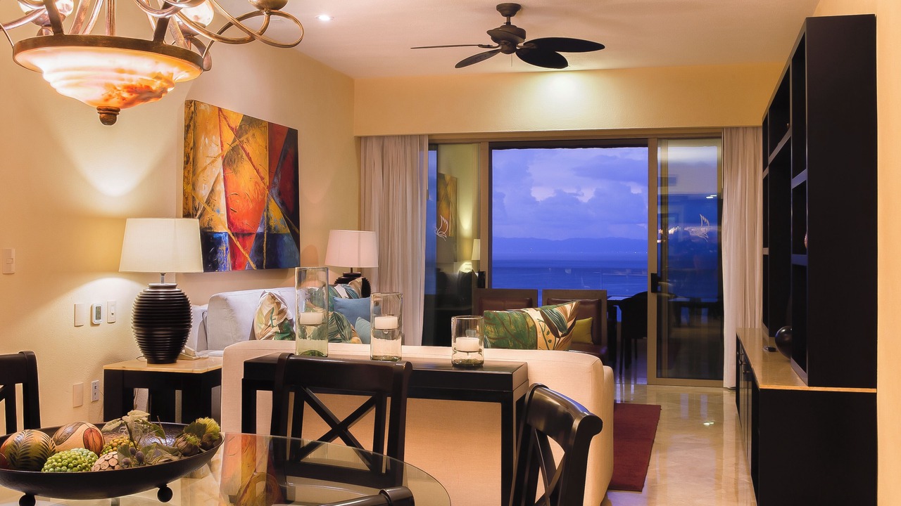 Photo of Livingroom in South Shore Hotel Area
