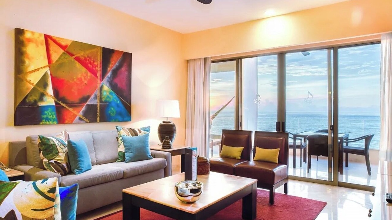 Photo of Livingroom in South Shore Hotel Area