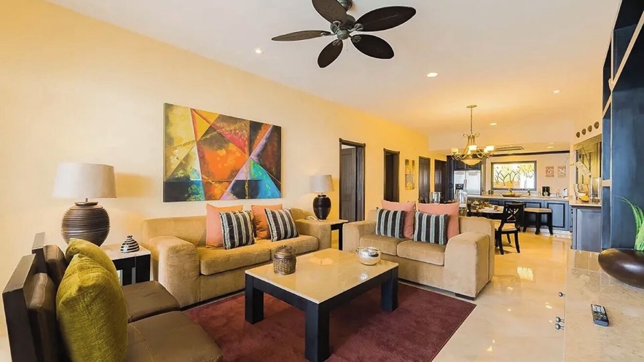 Photo of Livingroom in South Shore Hotel Area