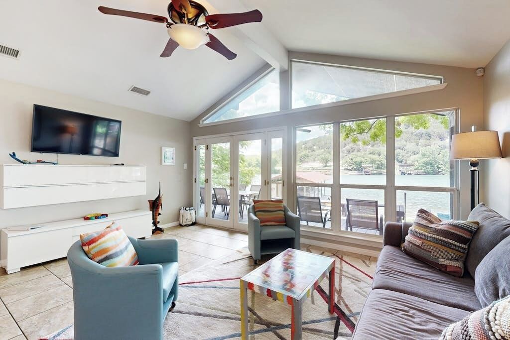 Photo of Livingroom in Saratoga Point