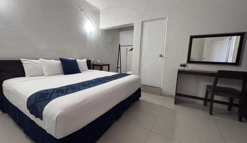 Standard Room, 1 King Bed