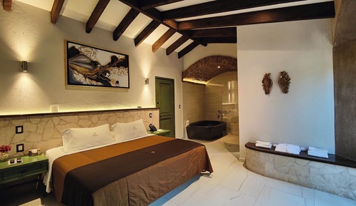 Deluxe Studio Suite, 1 King Bed, Balcony, Resort View