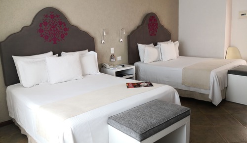 Deluxe Twin Queen Private Room Ensuite