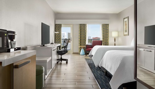 Junior Suite 2 Queens Partial Oceanview