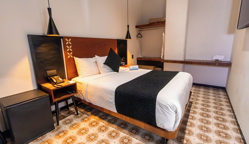 Standard Room 1 Queen Bed