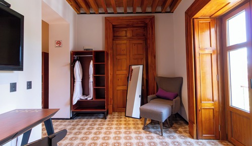 Junior Suite 1 Queen Bed