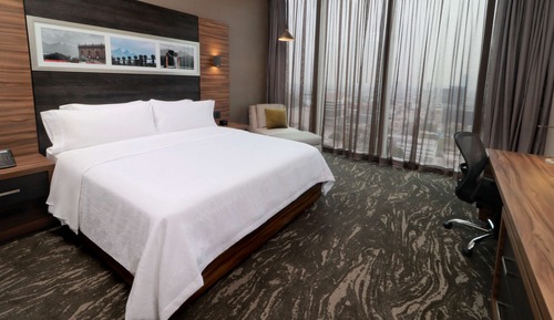 Room, 1 Queen Bed, Mountain View, Corner