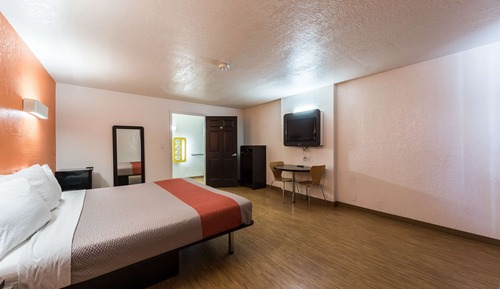Standard Room, 1 King Bed, Non Smoking, Kitchenette
