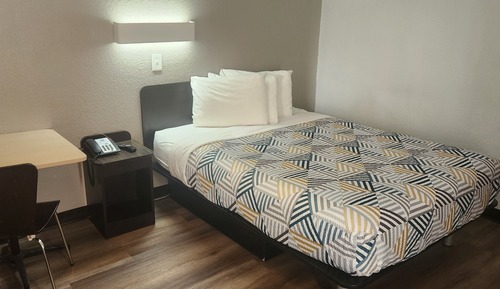 Deluxe Room, 1 Queen Bed, Smoking, Refrigerator & Microwave
