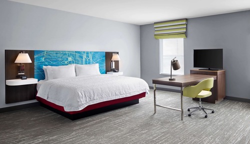 Studio, 1 King Bed, Refrigerator & Microwave (Wet Bar)