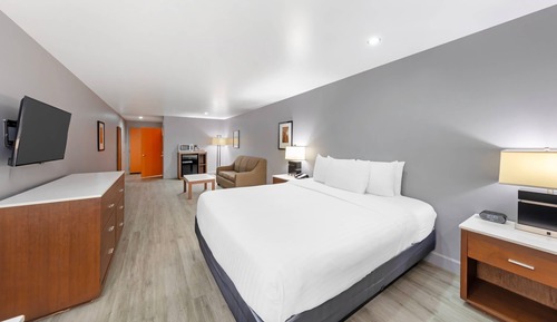 Suite, 1 King Bed, Non Smoking (Accessible)