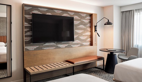 Traditional Room, 1 King Bed (Mobility/Hearing Access, Roll-in Shwr)