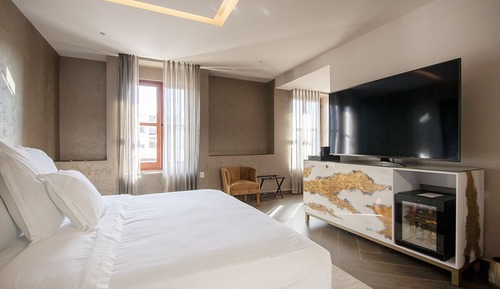 Deluxe Room, 1 King Bed, Bathtub, City View