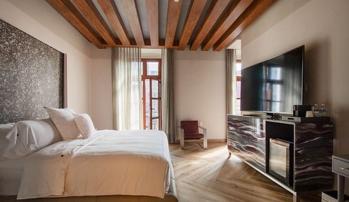 Deluxe Studio Suite, 1 King Bed, Balcony
