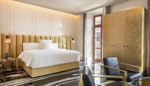 Deluxe Studio Suite, 1 King Bed, Balcony, City View