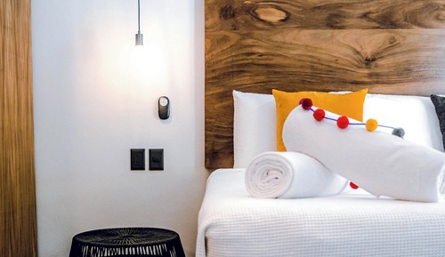 Standard Studio Suite, 1 King Bed, Poolside (#7 y #8)