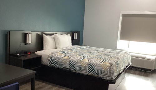Standard Room, 1 King Bed, Bathtub Grab Bars, Non Smoking