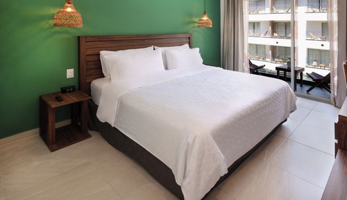 Standard Room, 1 Queen Bed, Pool View