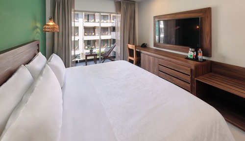 Standard Room, 1 King Bed, Pool View