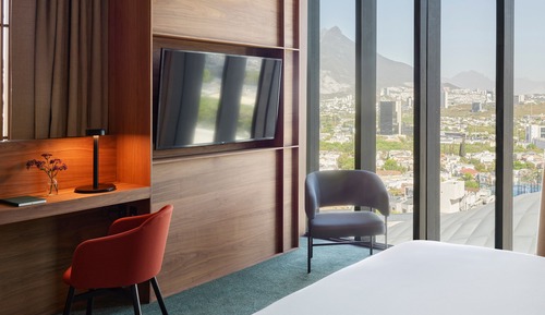 Club Room, 1 King Bed, Club Lounge Access, Corner (Walk-In Shower)