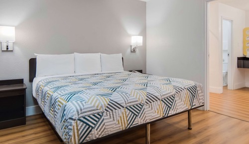 Deluxe Suite, 1 King Bed, Non Smoking, Kitchenette
