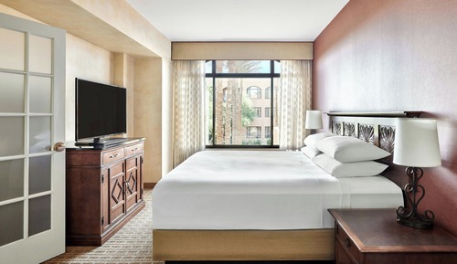 Suite, 1 Bedroom (Mobility/Hearing Access, Roll-In Shwr)