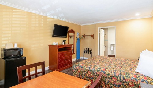 Standard Room, 1 King Bed, Accessible, Non Smoking (Roll-In Shower)