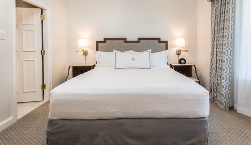 Room, 1 King Bed (Petite)