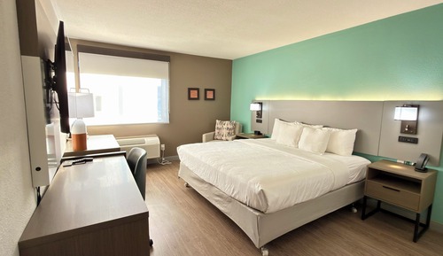 Suite 1 King Bed, Sofa, Wet Bar, Non-Smoking