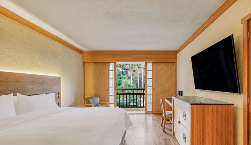 Deluxe Room, 1 King Bed, Pool View