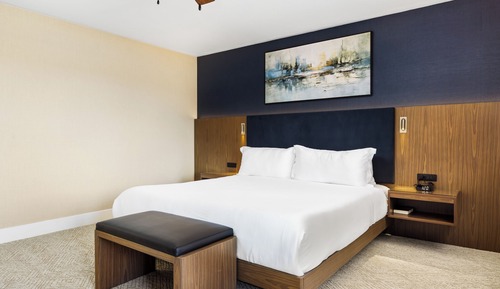 Luxury King-Sofa (Corner Suite) Full Harbor View – Non Pet Friendly
