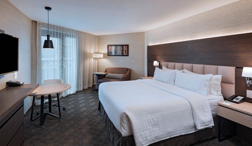 Standard Room, 1 King Bed, Roll-in Shower (Mobility Accessible)