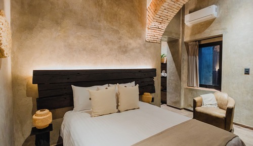 Deluxe Room, Housekeeping, Courtyard View