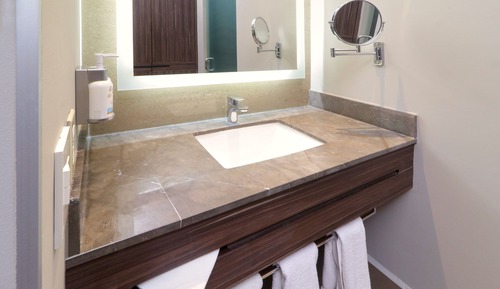 Standard Room, 2 Queen Beds, Mountain View (High Floor)