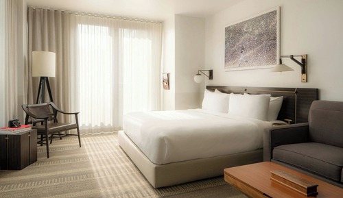 Room, 1 King Bed (Corner)