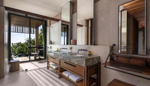 Panoramic View Pool Queen Suite