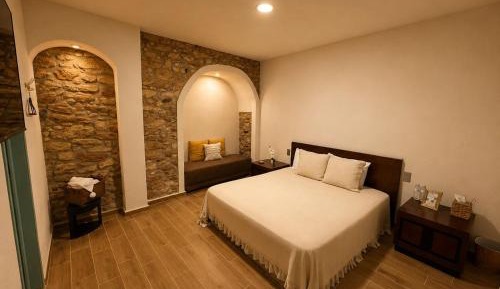 Deluxe King Suite