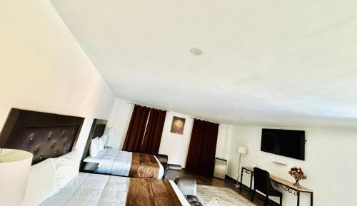 Suite with Hot Tub