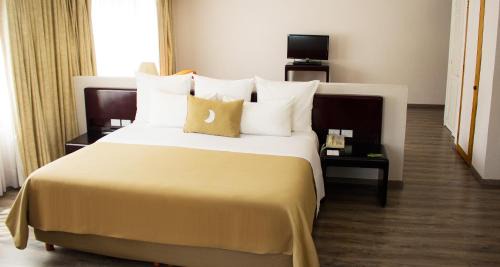 Master King Suite - Non-Smoking