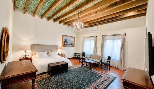 Deluxe King Suite