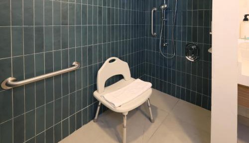 Queen Room with Roll-in Shower - Mobility Accessible