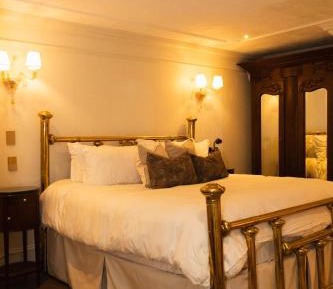 Deluxe Queen Suite